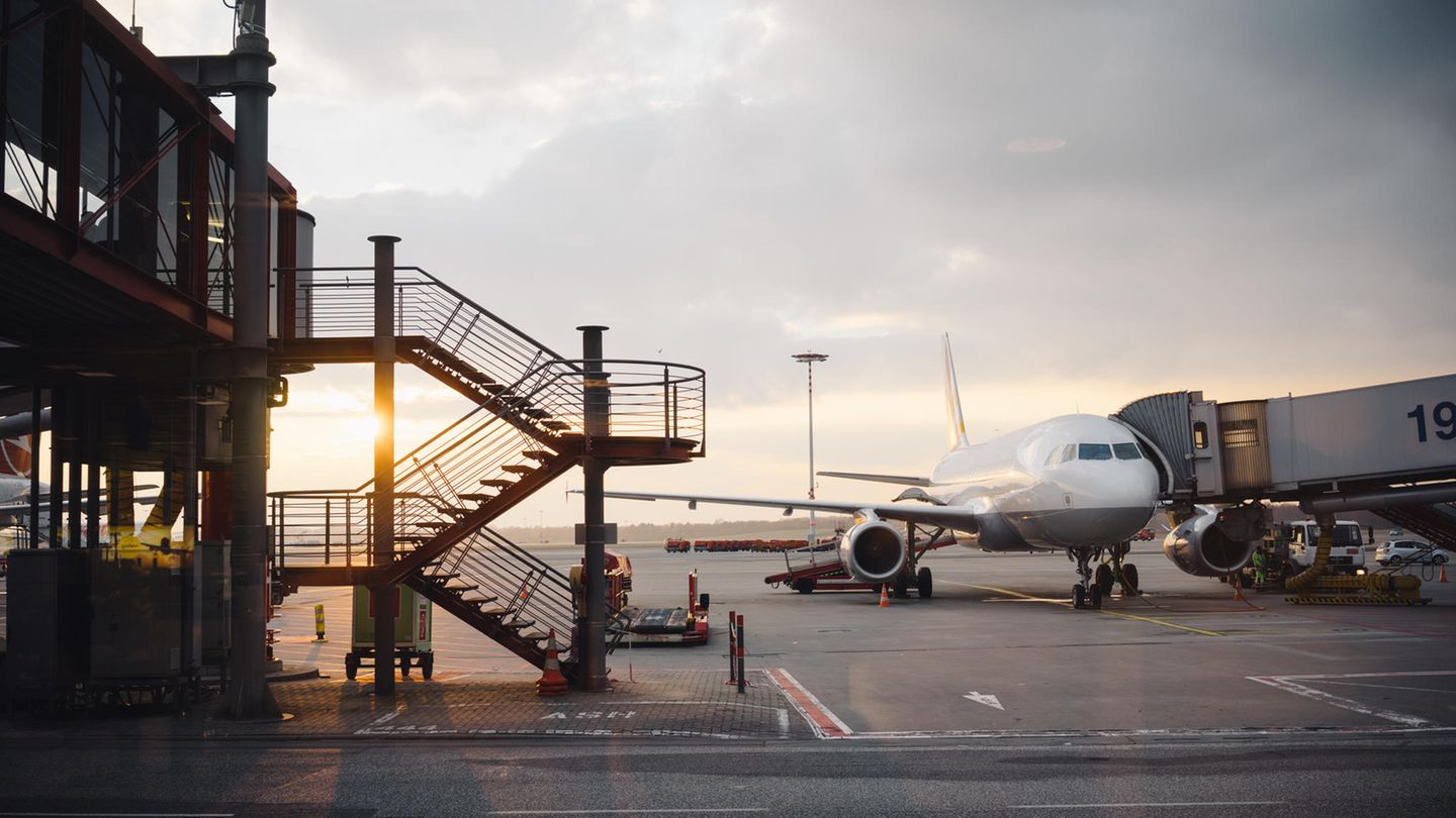 Flugzeug steht am Terminal