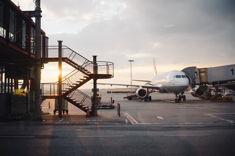Flugzeug steht am Terminal
