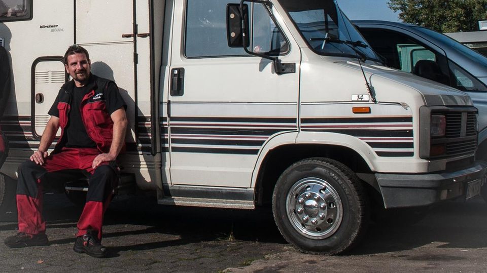 Norman Wycisk sitzt vor einem seiner Wohnmobile Norman Wycisk sitzt vor einem seiner Wohnmobile