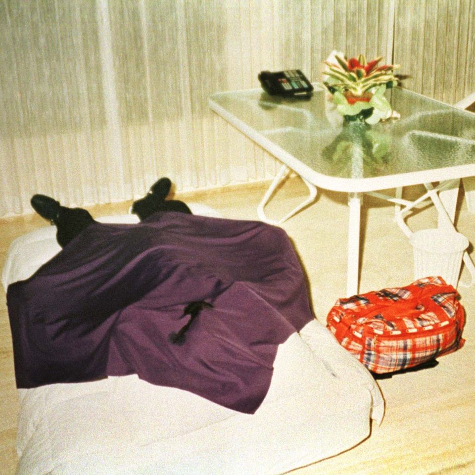 Violettes Tuch, Nike-Turnschuhe, Reisetasche: Die 39 Mitglieder der Sekte "Heaven's Gate" haben ihren Suizid 1997 sorgfältig geplant
