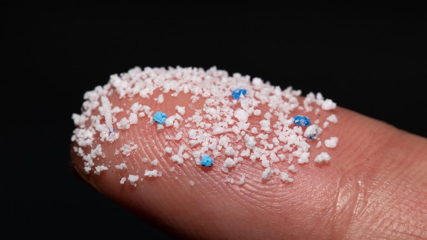 Mikroplastik auf dem Finger