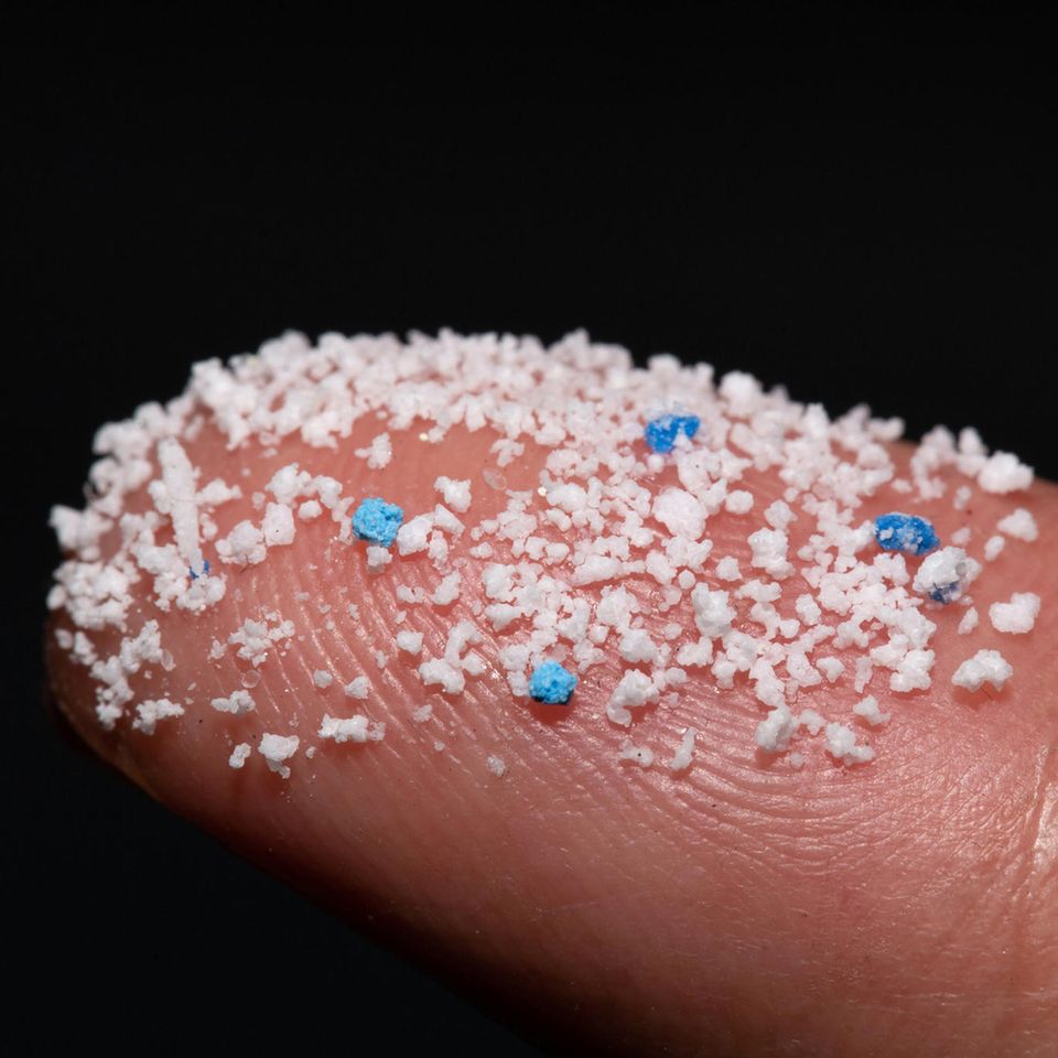 Mikroplastik auf dem Finger