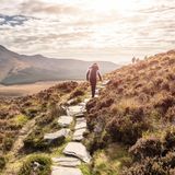 Eine Wandergruppe im Connemara Nationalpark im Morgenlicht