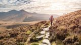 Eine Wandergruppe im Connemara Nationalpark im Morgenlicht