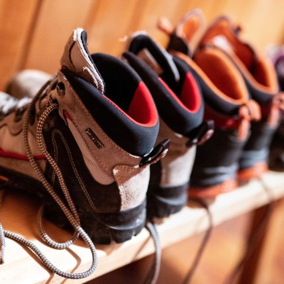 Wanderschuhe auf einem Regal aufgereiht