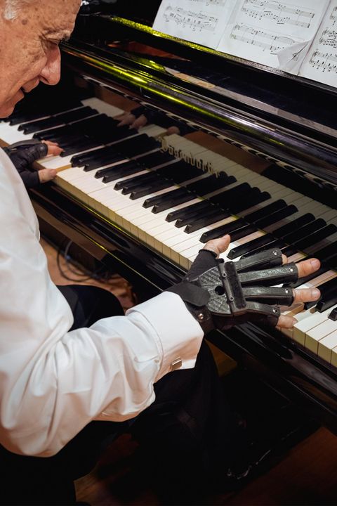 Endlich kann Joao Carlos Martins wieder Klavier spielen – dank spezieller Handschuhe, die ihm helfen, seine Finger zu strecken