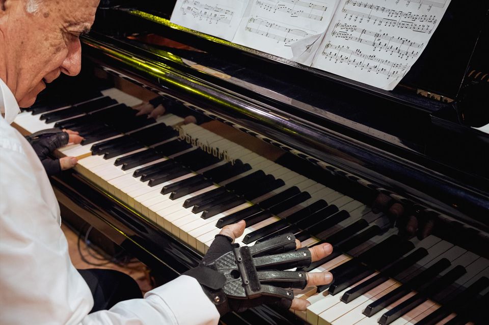 Endlich kann Joao Carlos Martins wieder Klavier spielen – dank spezieller Handschuhe, die ihm helfen, seine Finger zu strecken  1