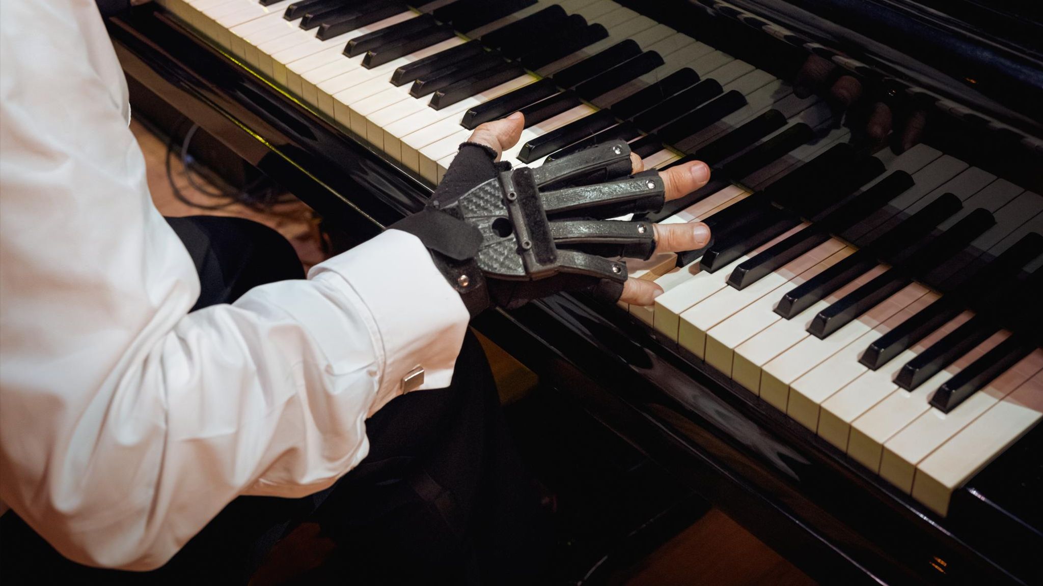 Endlich kann Joao Carlos Martins wieder Klavier spielen – dank spezieller Handschuhe, die ihm helfen, seine Finger zu strecken