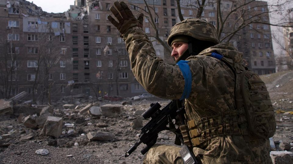 Ein ukrainischer Soldat in der schwer getroffenen Hafenstadt Mariupol. Während der Westen lange nicht an einen Einmarsch Putins glauben wollte, war die Bedrohung in der Ukraine längst zu spüren