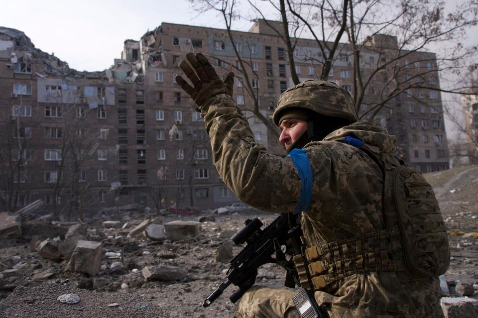 Ukraine-Krieg : Ein ukrainischer Soldat in der schwer getroffenen Hafenstadt Mariupol. Während der Westen lange nicht an einen Einmarsch Putins glauben wollte, war die Bedrohung in der Ukraine längst zu spüren Ein ukrainischer Soldat in der schwer getroffenen Hafenstadt Mariupol. Während der Westen lange nicht an einen Einmarsch Putins glauben wollte, war die Bedrohung in der Ukraine längst zu spüren