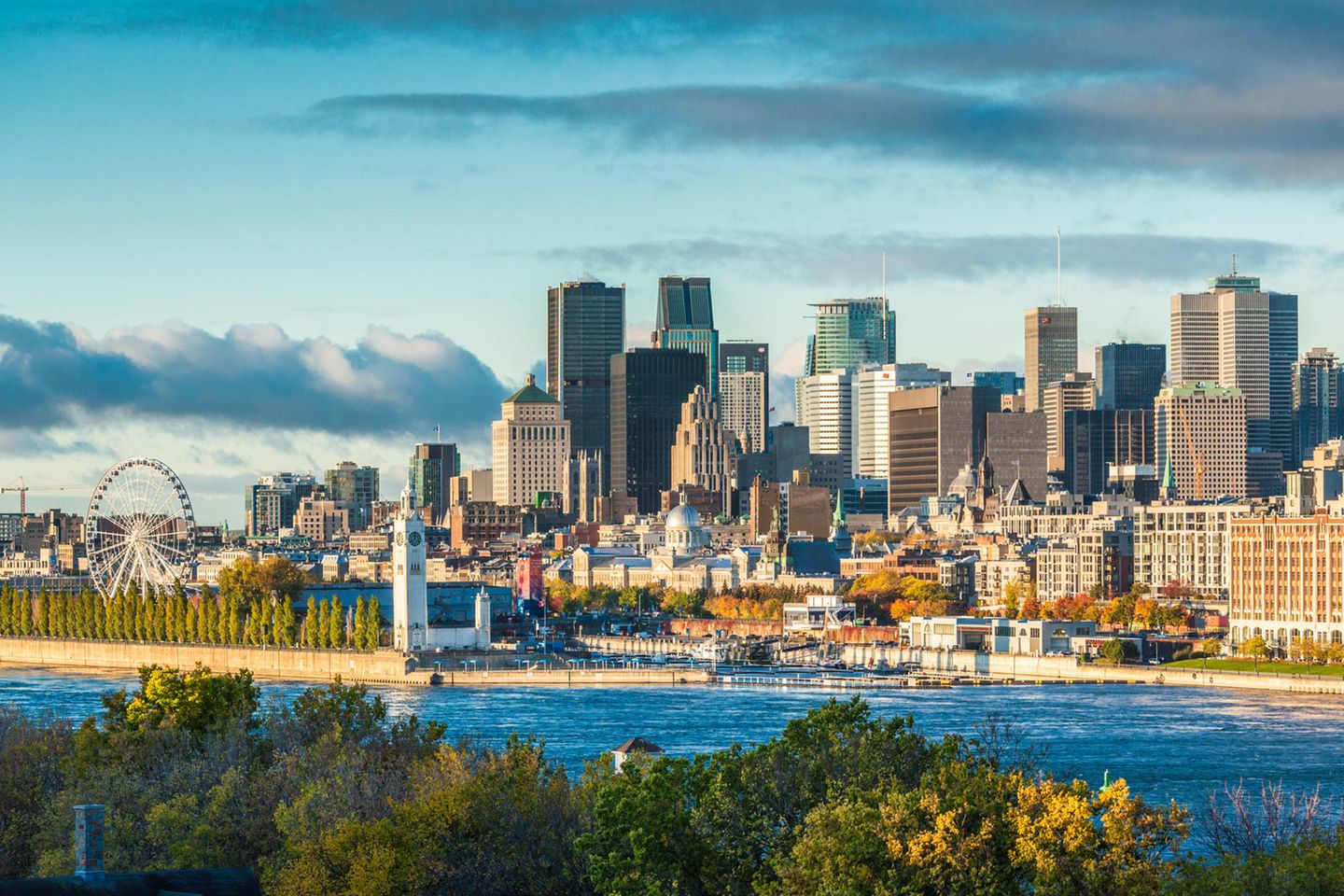 Großstadtidylle in Montréal Blick auf den Sankt-Lorenz-Strom und die Skyline von Montréal