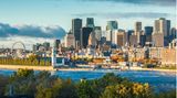 Blick auf den Sankt-Lorenz-Strom und die Skyline von Montréal