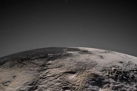 Perspektivische Ansicht der eisigen Vulkanregion Plutos. Die Oberflächen- und atmosphärischen Dunstwolken von Pluto sind hier in Graustufen dargestellt, mit einer künstlerischen Interpretation dessen, wie vergangene vulkanische Prozesse in Blau überlagert gewesen sein könnten