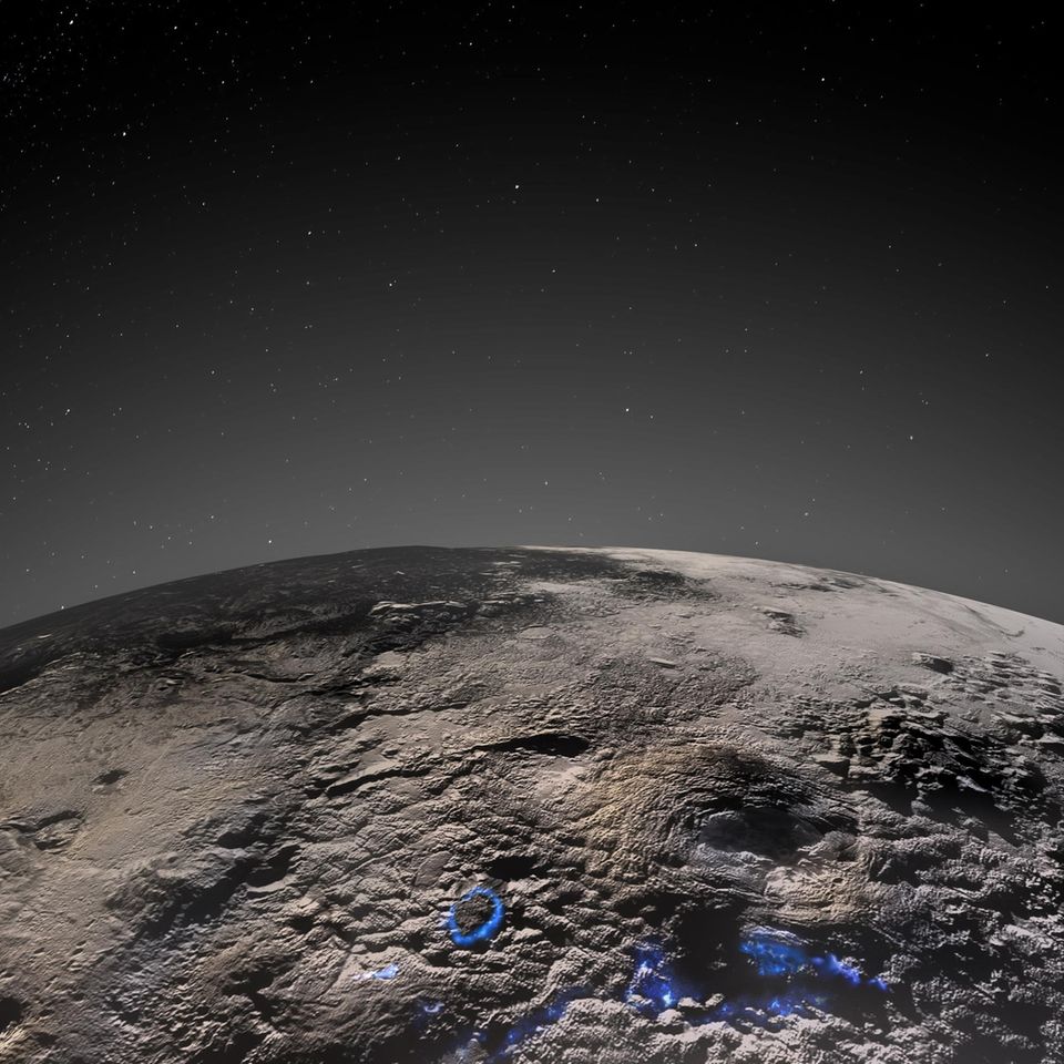 Perspektivische Ansicht der eisigen Vulkanregion Plutos. Die Oberflächen- und atmosphärischen Dunstwolken von Pluto sind hier in Graustufen dargestellt, mit einer künstlerischen Interpretation dessen, wie vergangene vulkanische Prozesse in Blau überlagert gewesen sein könnten