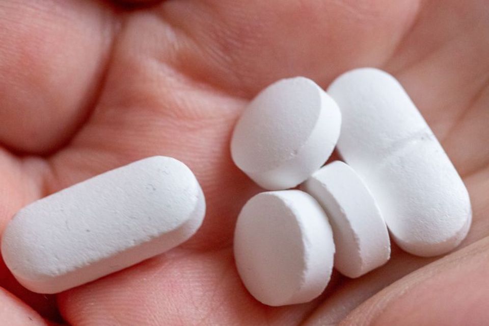 Tabletten und Vitaminpräparate, die Calcium, Vitamin D und Magnesium enthalten