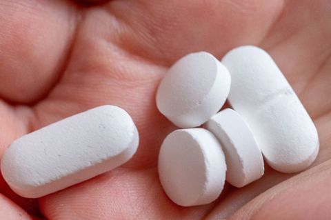 Tabletten und Vitaminpräparate, die Calcium, Vitamin D und Magnesium enthalten