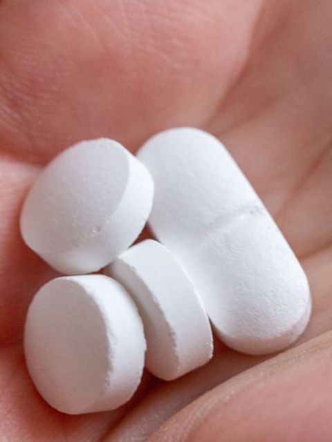 Tabletten und Vitaminpräparate, die Calcium, Vitamin D und Magnesium enthalten