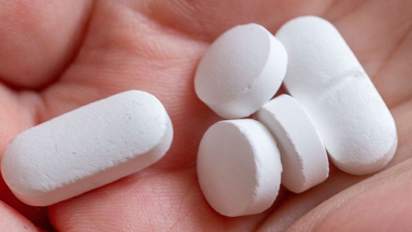 Tabletten und Vitaminpräparate, die Calcium, Vitamin D und Magnesium enthalten