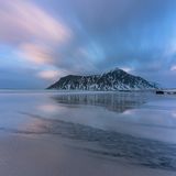 Farbspiel am Meer mit Blick auf einen Berg