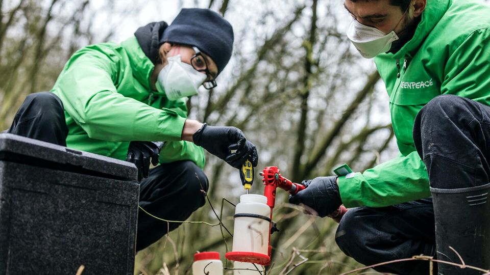 Greenpeace-Aktivisten entnehmen Wasserproben