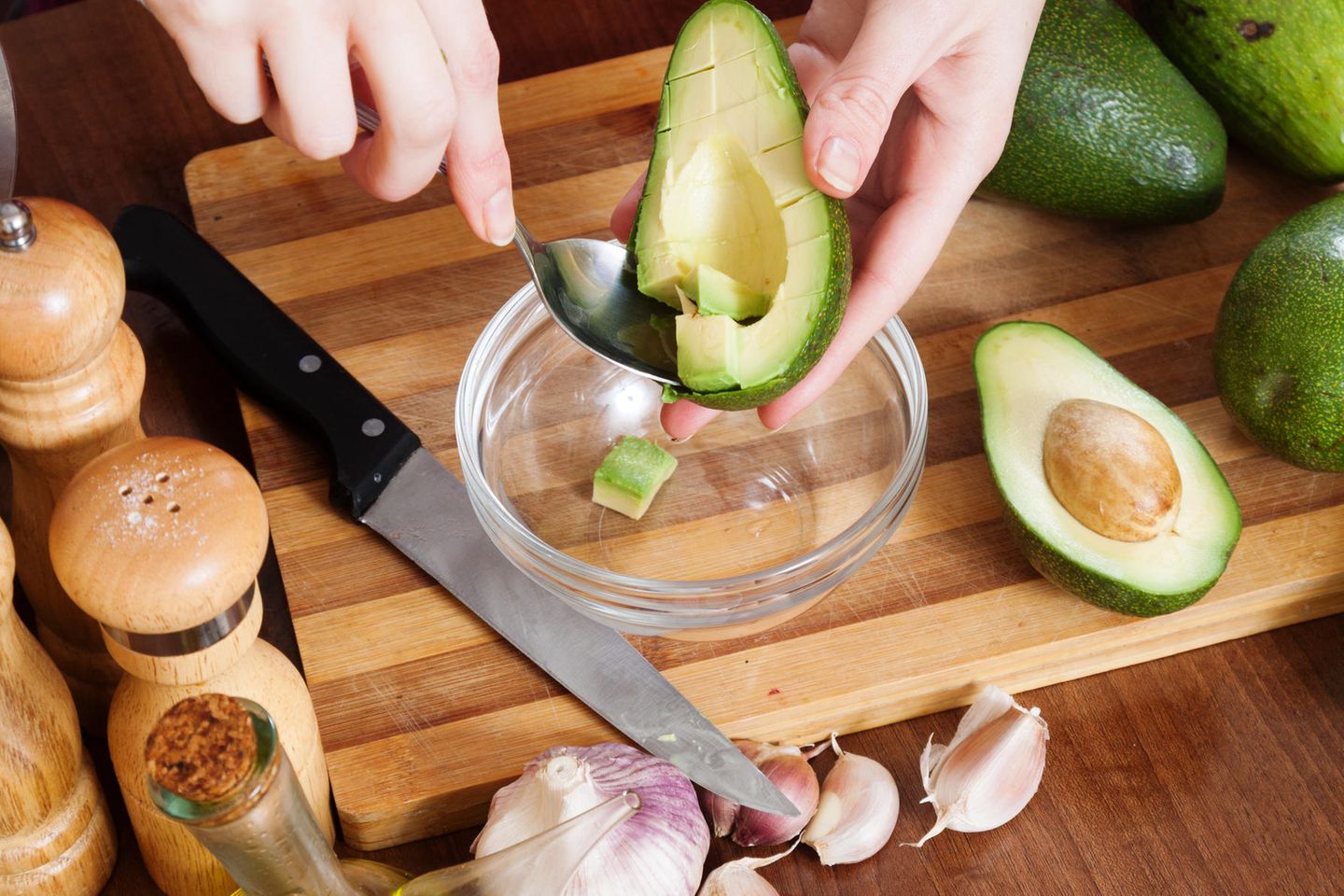 Zubereitung einer Avocado auf einem Holzbrett