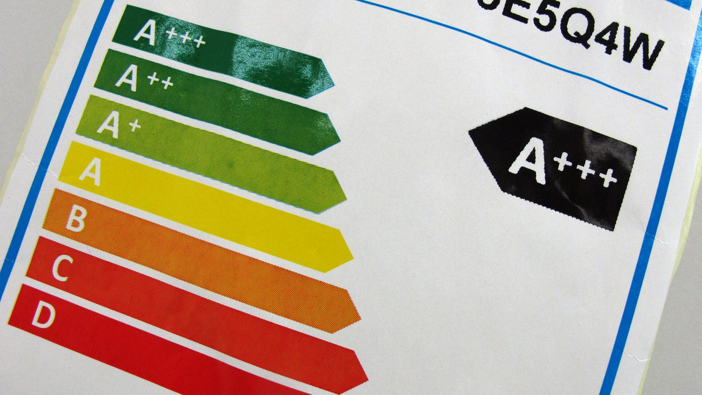 Hinweisschild mit den bisherigen Energieeffizienzklassen: Die EU-Kommission will nun weiter reichende Befugnisse für Umweltregeln für Produkte