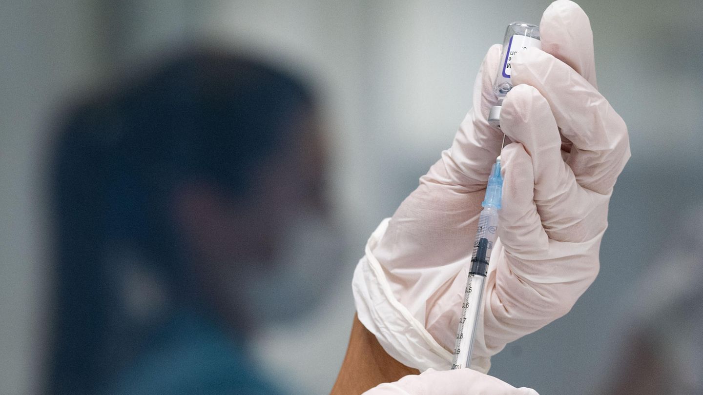 Eine Frau zieht eine Dosis des Impfstoffes von Biontech/Pfizer für eine Corona-Impfung auf
