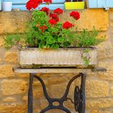 Nähmaschinentisch mit Blumen