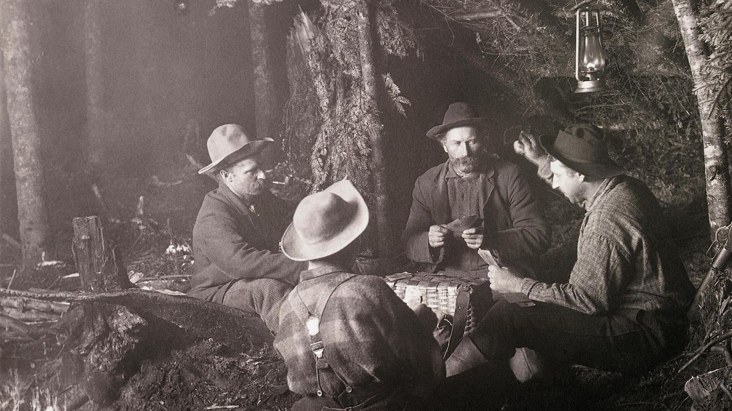 Auch im abendlichen Unterstand lässt es sich mit einem Kartenspiel auftrumpfen – wie hier in den Adirondacks, um 1900
