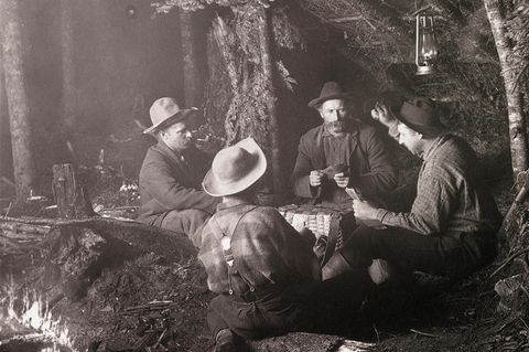Auch im abendlichen Unterstand lässt es sich mit einem Kartenspiel auftrumpfen – wie hier in den Adirondacks, um 1900