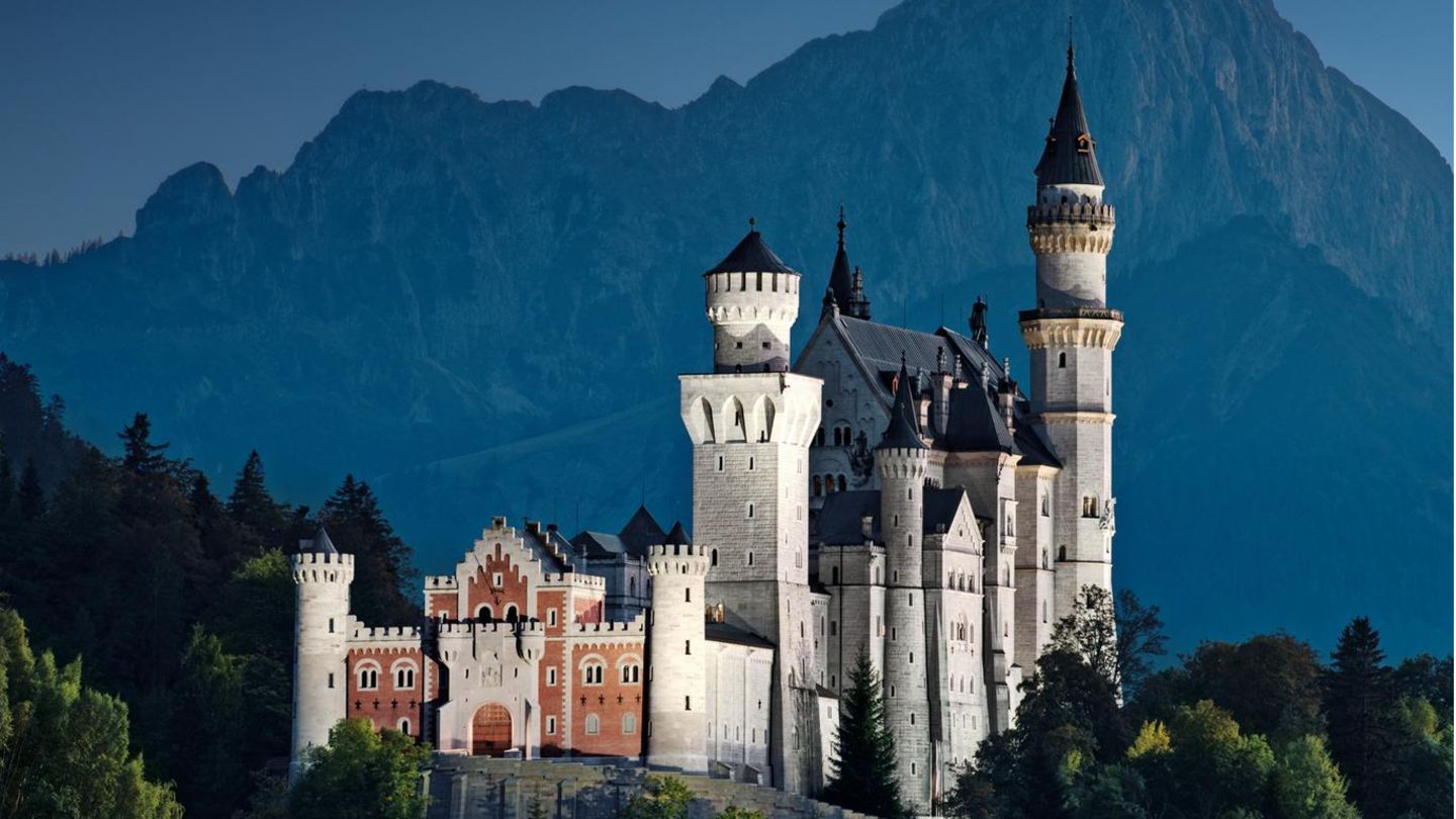Deutschlands Top-Sehenswürdigkeit ist ein einziges Durcheinander, stilistisch gesehen. Deshalb illuminieren Neuschwanstein nun gleich 13 unterschiedliche Lichtkonzepte