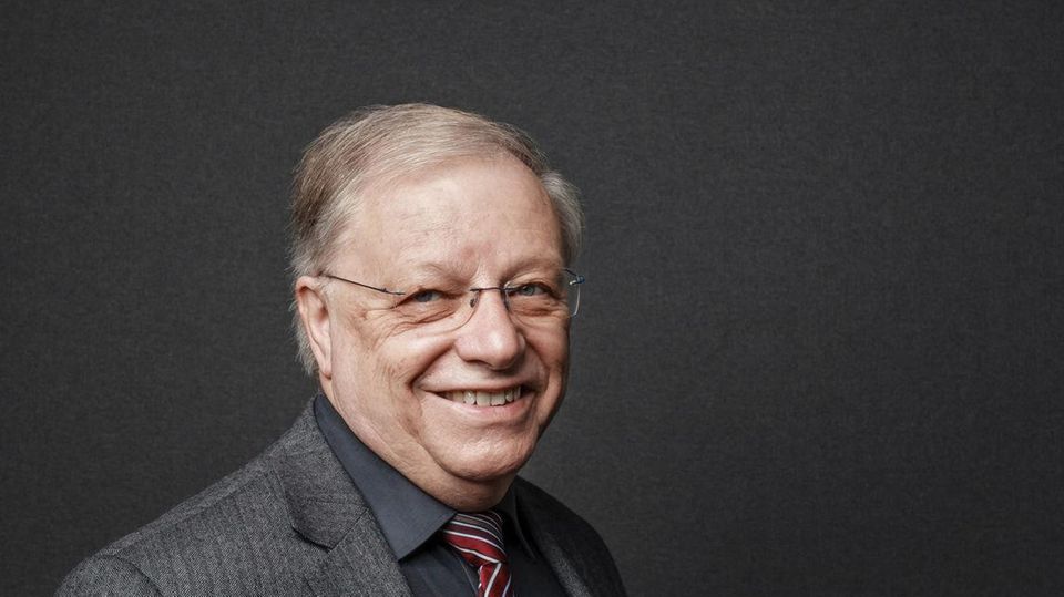 Walter Bamberger steht ungern im Rampenlicht, dabei ist der Ingenieur ein gefragter Meister des Lichtdesigns. Sein Ingenieurbüro in Pfünz in Oberbayern gründete er 1971, leuchtete die Dresdner Frauenkirche aus, das Ozeaneum in Stralsund, zahlreiche Stadtplätze, den Kölner Dom oder das Ulmer Münster