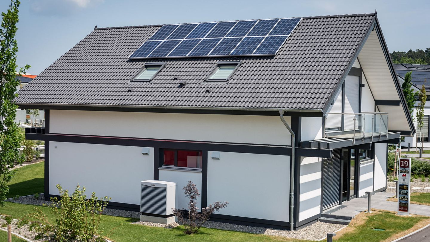 Haus mit Solarzellen für Photovolatik und einer Luft-Luft-Wärmepumpe