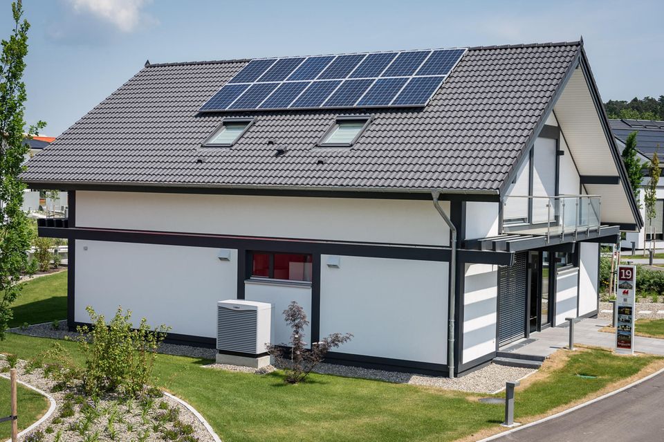 Haus mit Solarzellen für Photovolatik und einer Luft-Luft-Wärmepumpe