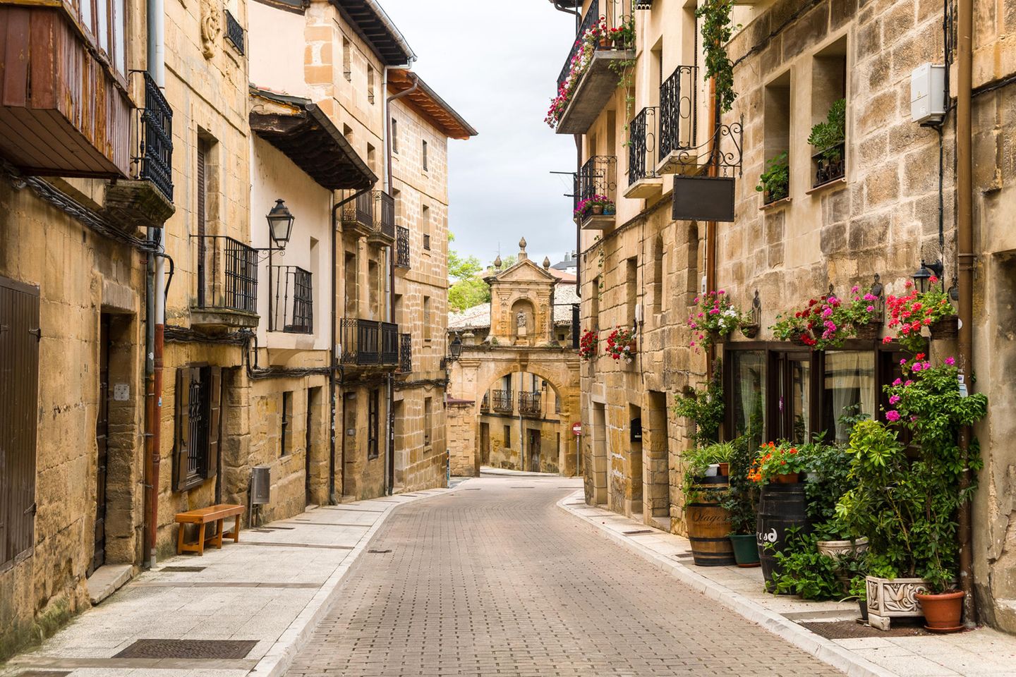 Menschenleere Gasse mit alten Häusern in der Kleinstadt Laguardia