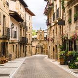 Menschenleere Gasse mit alten Häusern in der Kleinstadt Laguardia