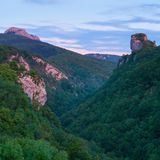 Blick auf die Waldlanschaft des Nationalparks Aizkorri-Aratz