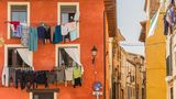 Wäsche hängt zum Trockenen draußen in einer Straße von Tudela mit bunten Hausfassaden