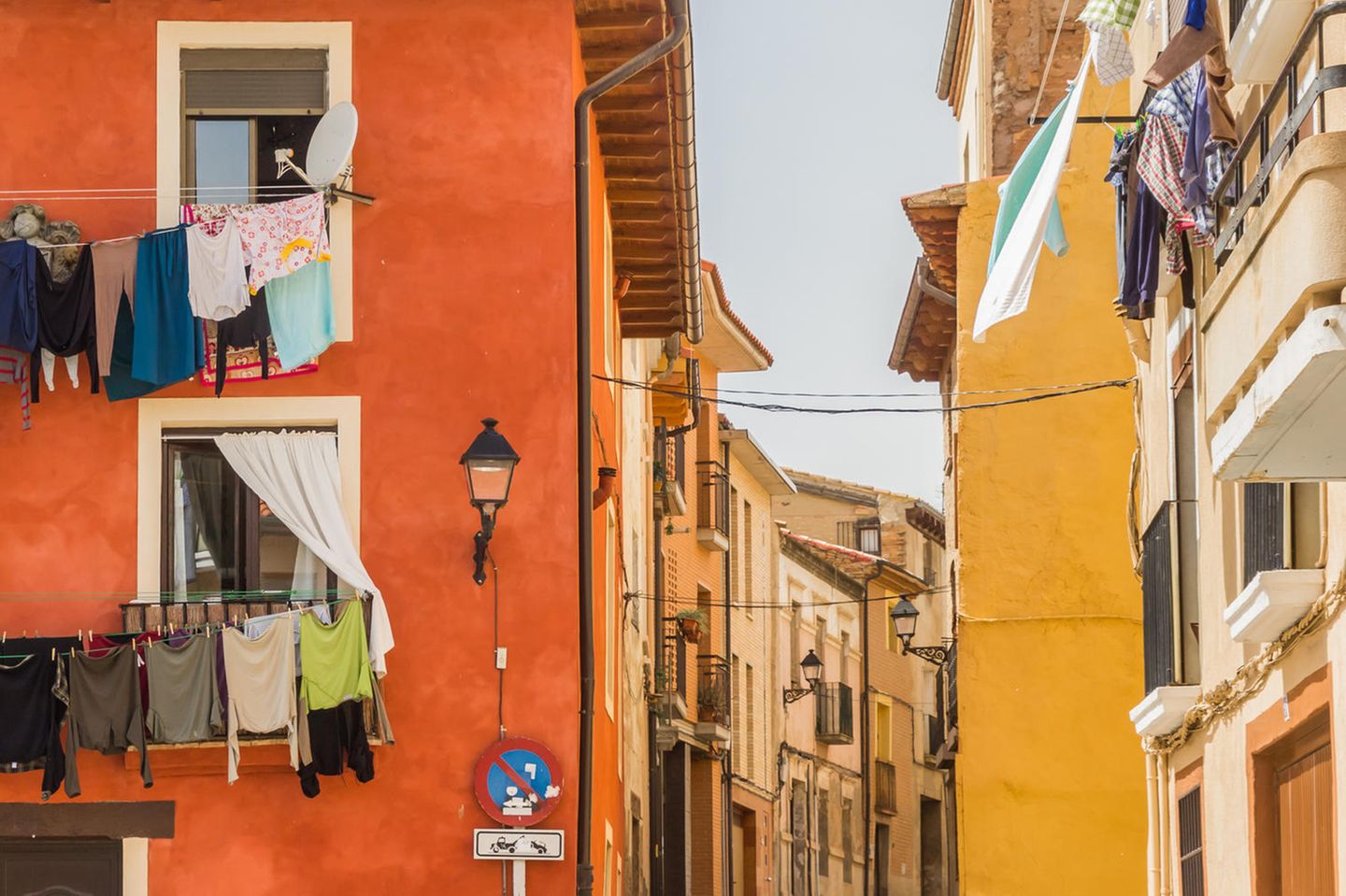 Wäsche hängt zum Trockenen draußen in einer Straße von Tudela mit bunten Hausfassaden