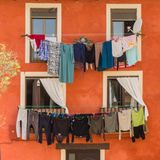 Wäsche hängt zum Trockenen draußen in einer Straße von Tudela mit bunten Hausfassaden