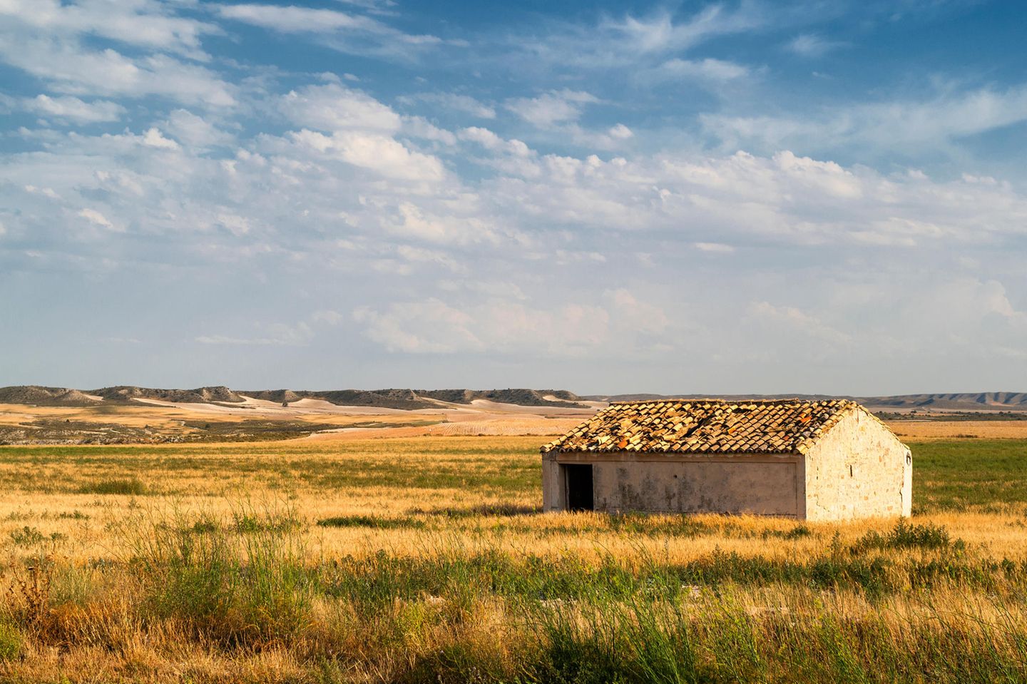 Karge Landschaft mit einem verlassenen Haus