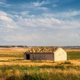 Karge Landschaft mit einem verlassenen Haus