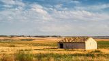 Karge Landschaft mit einem verlassenen Haus