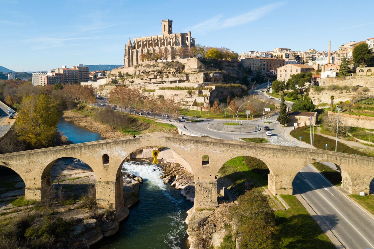 Blick auf die Stadt Manresa mit Steinbrücke