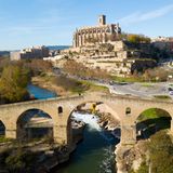 Blick auf die Stadt Manresa mit Steinbrücke