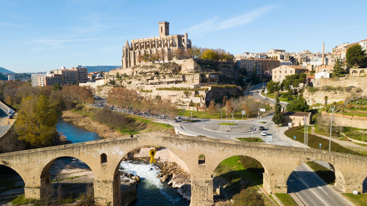 Blick auf die Stadt Manresa mit Steinbrücke