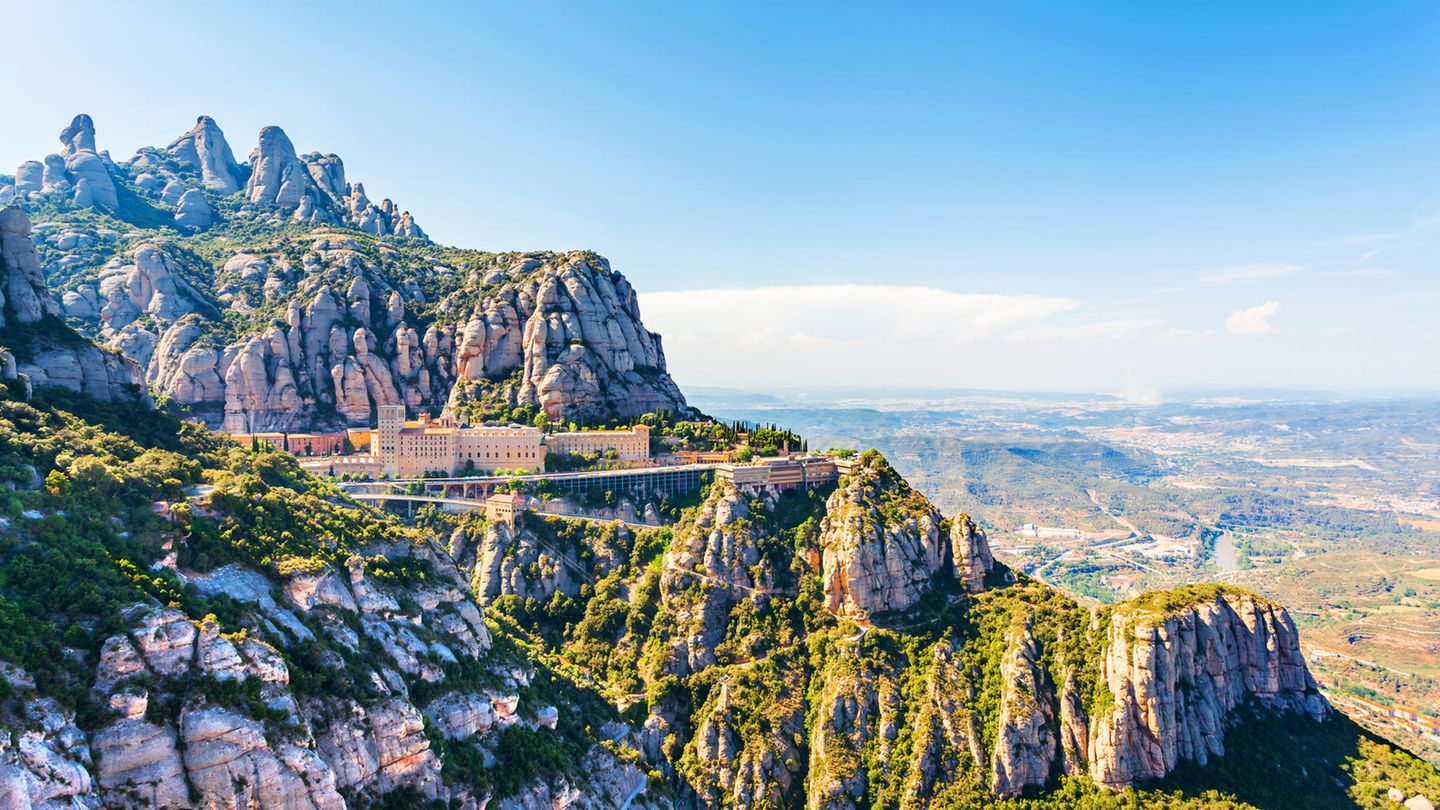 Blick auf das Kloster Montserrat umgeben von bizarren Felsen