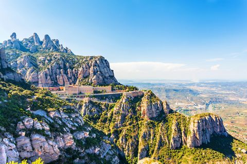 Blick auf das Kloster Montserrat umgeben von bizarren Felsen