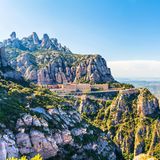Blick auf das Kloster Montserrat umgeben von bizarren Felsen