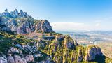Blick auf das Kloster Montserrat umgeben von bizarren Felsen